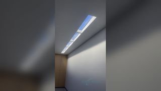 Преобразите свой офис с помощью умного искусственного мансардного окна | Циркадный ритм освещения