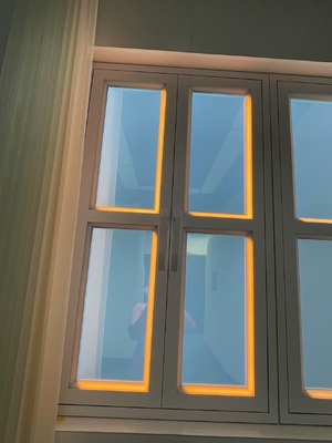 Купить Умный фальшивый оконный фонарь CRI 95 настенный L1332*W781*H66mm Управляемый приложением и пультом для естественной среды Производство в сети