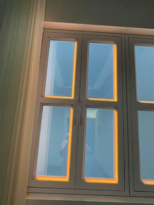 Умный фальшивый оконный фонарь CRI 95 настенный L1332*W781*H66mm Управляемый приложением и пультом для естественной среды